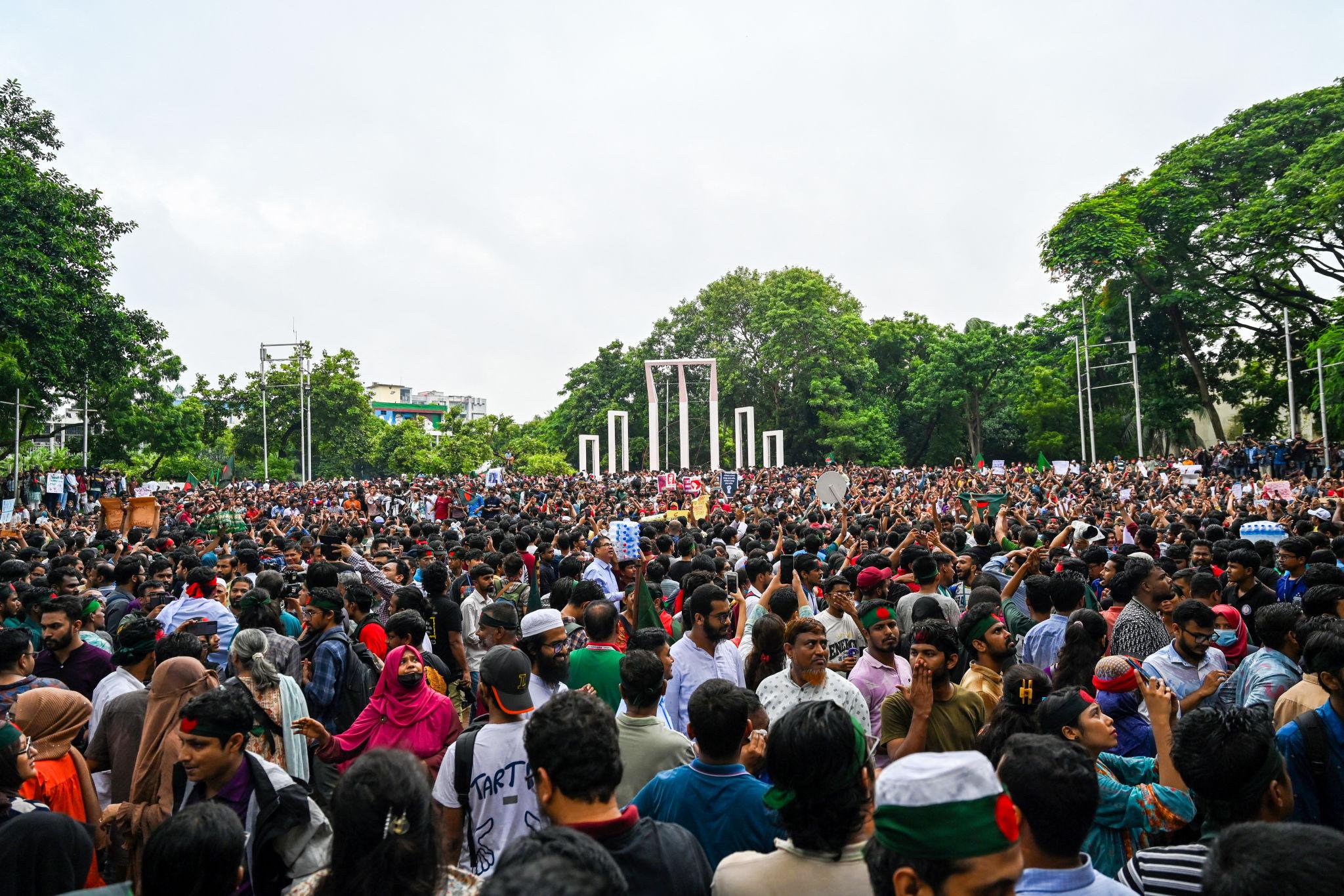 শুক্রবার বিকেলে বুয়েট ক্যাম্পাসের শহীদ মিনারের সামনে সাধারণ শিক্ষার্থীরা বিক্ষোভ কর্মসূচি পালন করেন। বিভিন্ন দাবিতে তারা সমবেত হয়ে স্লোগান দেন এবং দ্রুত সমাধানের আহ্বান জানান।  বিক্ষোভে অংশ নেওয়া শিক্ষার্থীরা বলেন, তাদের ন্যায্য দাবি পূরণ না হওয়ায় তারা শান্তিপূর্ণভাবে অবস্থান কর্মসূচি পালন করছেন। পরিস্থিতি নিয়ন্ত্রণে রাখতে ক্যাম্পাসে প্রশাসনের পক্ষ থেকে প্রয়োজনীয় নজরদারি রাখা হয়।
