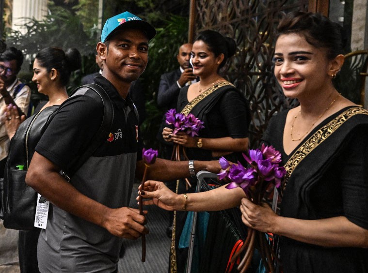 সিরিজে সমতায় ফেরানোর নায়ক তানভীর ইসলামকে ফুল দিয়ে স্বাগত জানাচ্ছেন হোটেলের এক রিসিপশনিস্ট