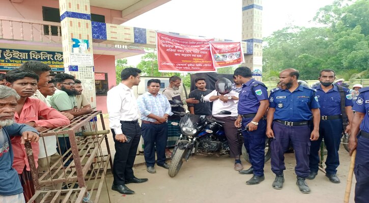 সিরাজগঞ্জে মোটর সাইকেলে কাগজপত্র না থাকায় ভ্রাম্যমান আদালতে জরিমানা