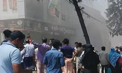 চট্টগ্রামের শপিং কমপ্লেক্সে অগ্নিকাণ্ড, নিয়ন্ত্রণে কাজ করছে ৫ ইউনিট