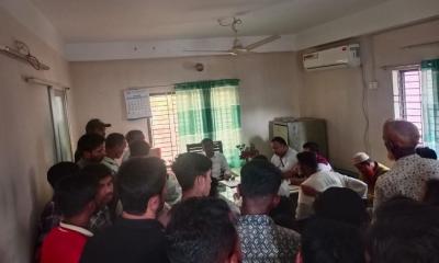 সিরাজগঞ্জে ভিজিএফ চাল বিতরণে অনিয়মের অভিযোগে ইউপি কার্যালয়ে হামলা