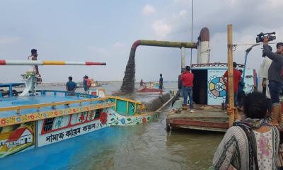 নড়িয়ায় পদ্মায় অবৈধ বালু উত্তোলন, ভাঙনের শঙ্কায় লক্ষাধিক মানুষের বসতভিটা