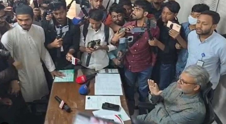 পোস্টার ইস্যুতে প্রক্টর কার্যালয় ঘেরাও, ২৪ ঘণ্টার সময়সীমা ডাকসুর