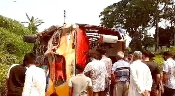 ফরিদপুরে বাস-পিকআপ সংঘর্ষে খাদে উল্টে গেল বাস, নিহত ১, আহত অন্তত ২৫