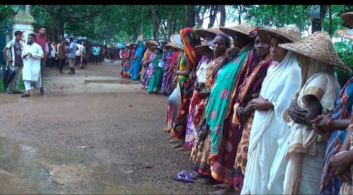 হবিগঞ্জের রামপুর চা বাগানে শ্মশানের জায়গাসহ চা বাগানের ভূমি অবৈধ দখলের প্রতিবাদে মানববন্ধন ও বিক্ষোভ