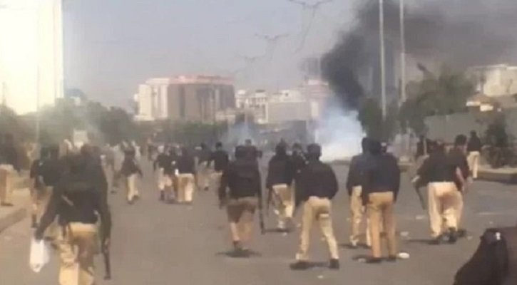 করাচিতে বিক্ষোভে রক্তক্ষয়, সংঘর্ষে নিহত ৯