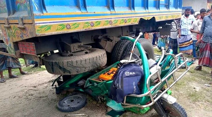 ময়মনসিংহে ট্রাক-অটোরিকশা সংঘর্ষে প্রাণ গেল তিনজনের