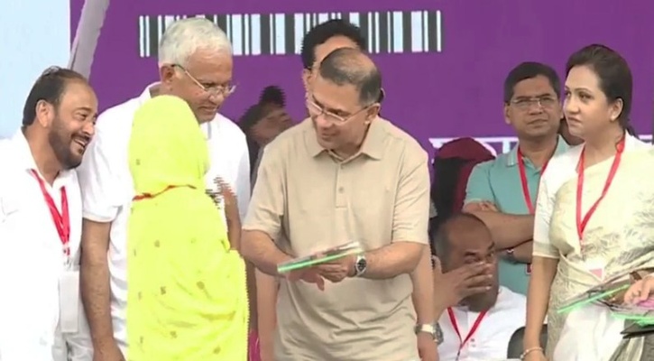 শ্রীমঙ্গলে ফ্যামিলি কার্ড বিতরণ অনুষ্ঠানে প্রধানমন্ত্রী, উপকারভোগীদের হাতে তুলে দিলেন কার্ড
