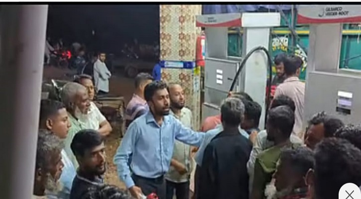 তেল না পেয়ে শরীয়তপুরে পাম্প ঘেরাও, কৃষকদের বিক্ষোভ