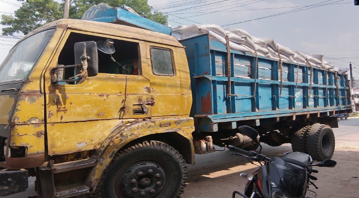 শরীয়তপুরে ৪০০ বস্তা সরকারী চাউলসহ ট্রাক আটক,প্রশাসনের গাছাড়া ভাব