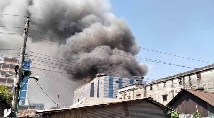 টঙ্গীতে এসেনশিয়াল ড্রাগস কারখানায় আগুন, আগুন নিয়ন্ত্রণে কাজ করছে ১১ ইউনিট