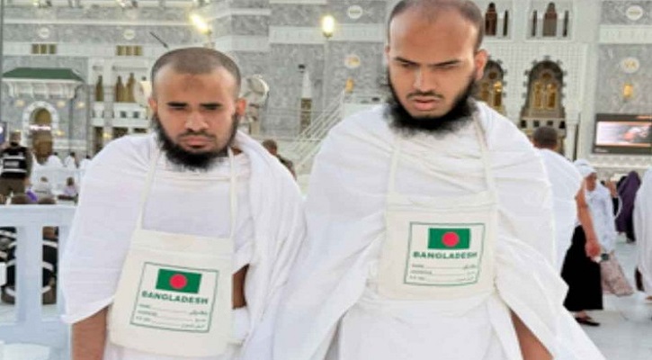 দাওরায়ে হাদিস শেষে ওমরাহ পালন করলেন দুই দৃষ্টিহীন হাফেজ